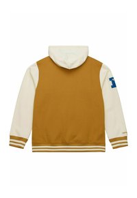 Kapuzensweatshirt mit einem beigefarbenen Rücken und senffarbenen Seiten. Verfügt über weiße und goldgestreifte Bündchen sowie ein blaues Logo auf dem linken Ärmel.