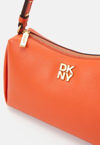 DKNY REMY TZ SHOULDER - Kézitáska - persimmon