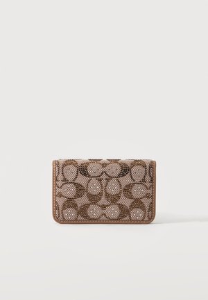 Piccolo portafoglio rettangolare con tessuto beige e marrone a motivi e rifinitura marrone chiaro su sfondo bianco.