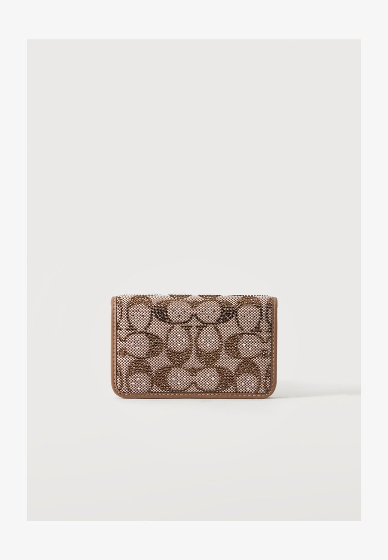 Petit portefeuille rectangulaire avec tissu beige et marron à motifs et bordure marron clair sur fond blanc.