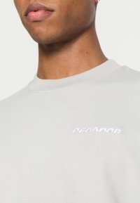 Pegador LOGO TEE - T-shirt básica - cloud grey