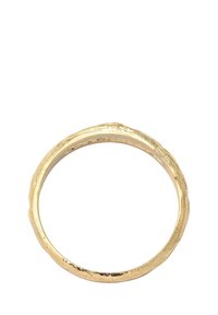 Guldring med en texturerad, ojämn yta, som har en tunn banddesign. Ytbehandlingen är glänsande och reflekterar ljus med subtila variationer.