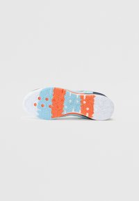 Suola della scarpa caratterizzata da una combinazione di colori blu, arancione e bianco, con un motivo a trama esagonale per garantire trazione e durata.