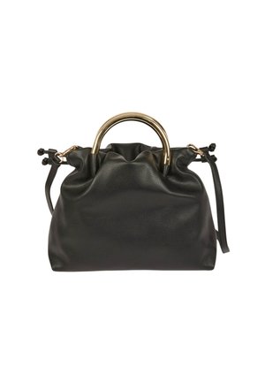 Borsa a tracolla in pelle nera con parte superiore arricciata, dotata di manico circolare in tonalità oro e tracolla regolabile. Texture liscia, hardware minimal.