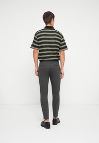 Only & Sons ONSMARK CHECK PANT - Pantalones chinos - coffee bean
