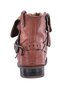 Botín de tobillo de cuero marrón texturizado con un diseño sin cordones, cremallera lateral, acento de hebilla y tacón apilado.