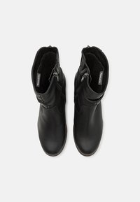 Botine negre din piele cu un finisaj texturat, prevăzute cu două fermoare laterale și o căptușeală interioară moale, concepute pentru a fi ușor de purtat.