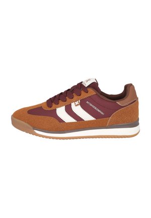 Zapatillas de ante marrón con acentos de nailon burdeos, detalles de rayas blancas y cordones marrones. Presenta una suela de goma y una marca cosida en la lengüeta.