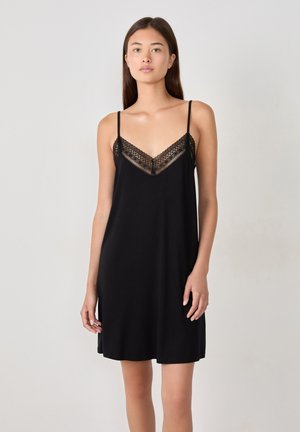 Camisón negro con adornos de encaje en el escote en V, tirantes ajustables y un diseño holgado. Tejido suave con una textura lisa.