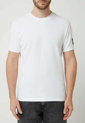 LOGO BADGE - Basic T-shirt - weiß