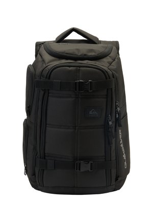 Sac à dos noir en tissu durable, doté de côtés rembourrés, d'une poignée supérieure, de bretelles réglables, de fermetures éclair et d'accents en boucle.