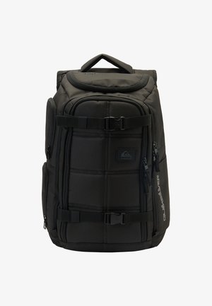 Sac à dos noir en tissu durable, doté de côtés rembourrés, d'une poignée supérieure, de bretelles réglables, de fermetures éclair et d'accents en boucle.