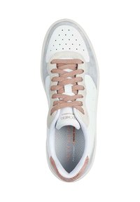 Zapatilla blanca con puntera de cuero liso y acentos de ante gris. Presenta cordones rosa claro y una plantilla texturizada etiquetada como "SKECHERS AIR-COOLED."