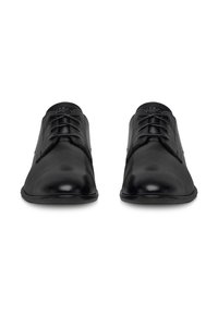 Mustad musta nahast oksfordi kingad sujuva viimistlusega, ümmarguse nina ja paeltega disain. Omab minimalistlikke aktsente ning lame tald.