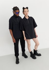 YOURTURN Blūze - black