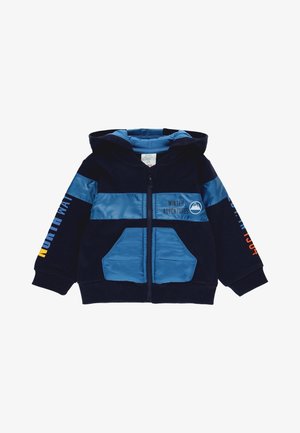 Marineblå toddler hættejakke med lyseblå striber, forlommer, lynlås og teksten "Winter Adventures" med bjerglogo på brystet.