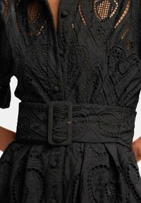 Alma en Pena Blusenkleid - black