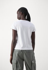 Levi's® THE PERFECT TEE - Marškinėliai su spaudiniu - bright white
