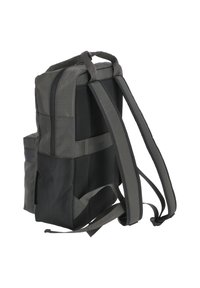 Sac à dos gris foncé avec des sangles rembourrées, des accents en maille et une fermeture éclair. Dispose d'une poche latérale et d'un design structuré et rectangulaire.