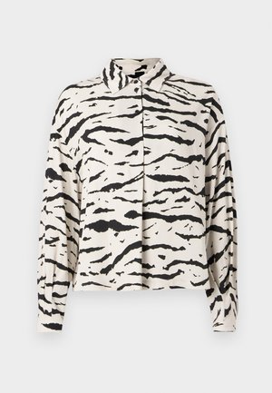 Biała koszula z kołnierzykiem, ozdobiona czarnym wzorem w paski tygrysa, z długimi rękawami, luźnym krojem i zapięciem na guziki z przodu. Miękka tekstura tkaniny.