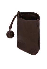 Bolsa de cuero marrón texturizado con cierre de cordón redondeado que presenta una bola anudada sobre un fondo blanco.