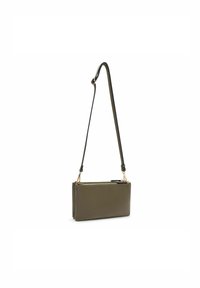 Borsa a tracolla in pelle verde oliva, di forma rettangolare, con chiusura a zip e minuteria in oro, dotata di una tracolla regolabile.