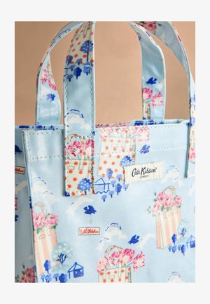 Borsa a tracolla in tessuto blu con motivi floreali e nuvole, dotata di due manici robusti e di un'etichetta logo cucita. Design compatto e funzionale.