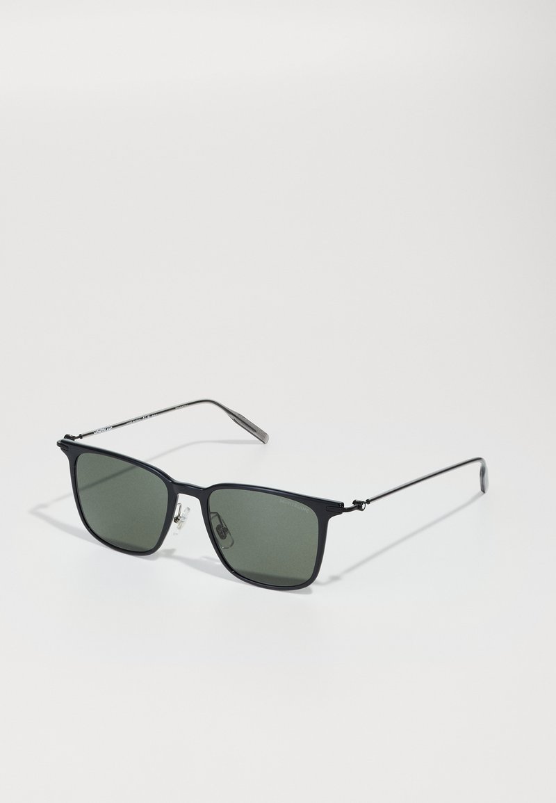 Ochelari de soare pătrați negri cu lentile verzi și balamale din metal argintiu. Au un cadru ușor și perne de nas ajustabile pentru confort.