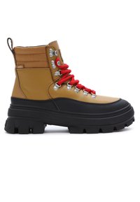 Brun læder og tan tekstil mid-top støvle med røde snørebånd, metaløjer og en sort gummisål med et robust dækmønster.