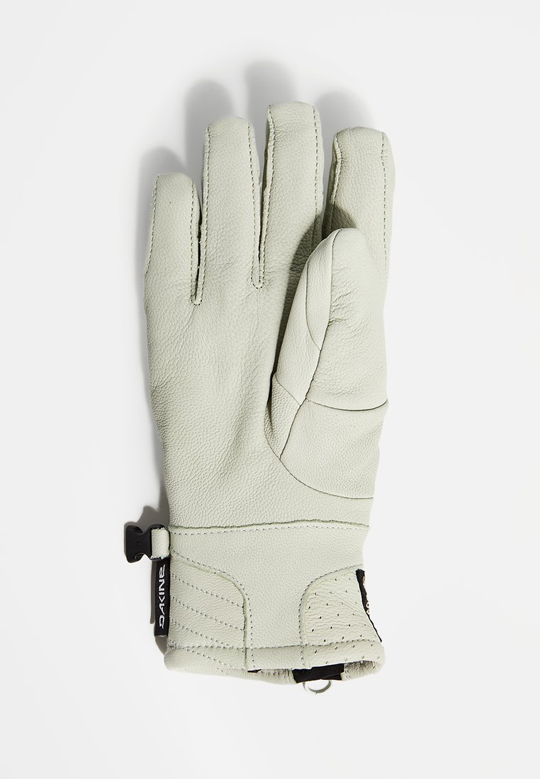 Lichtgrijze lederen handschoen met versterkte duim, zichtbare stiksels en een kleine zwarte clip op het polsgebied.