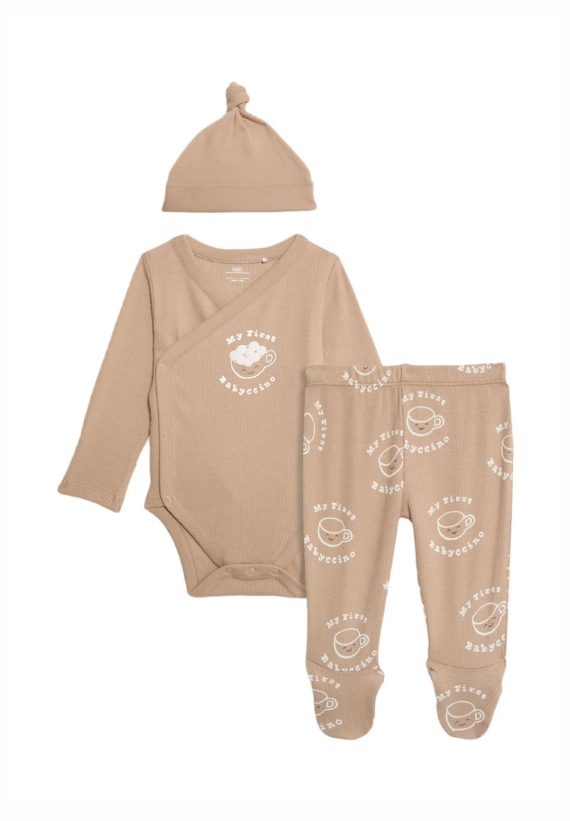 Set per bebé in cotone beige chiaro, composto da un body a maniche lunghe con design avvolgente e pantaloni con piedi coordinati, con stampa "Il mio primo Babyccino".