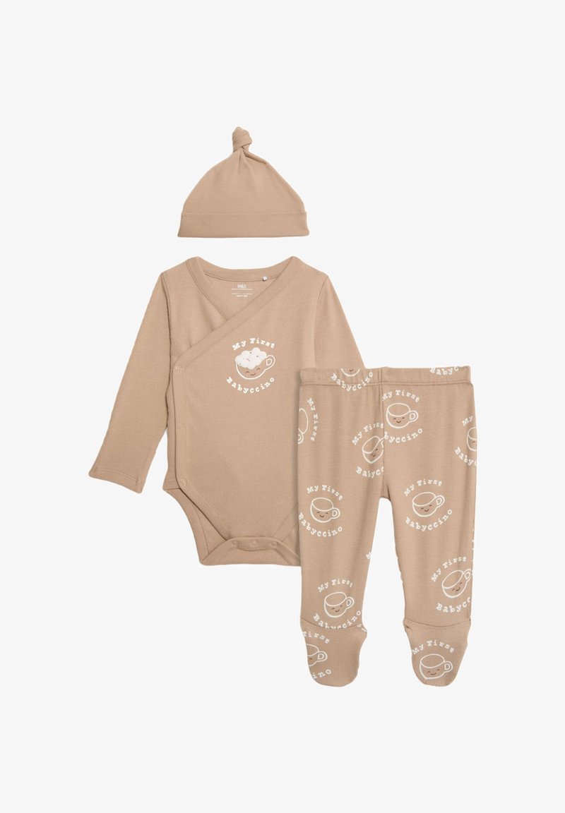 El conjunto de bebé de algodón en color beige claro incluye un body de manga larga con un diseño envolvente y pantalones con pies a juego, que presentan la impresión "My First Babyccino".