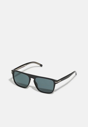 Ochelari de soare rectangulare negre cu lentile de nuanță verde. Caracteristicile includ un cadru neted și dungi aurii de accent pe brațe.