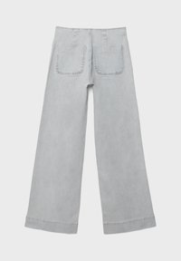 Pantalon en denim gris clair à large jambe avec une taille haute, deux poches arrière et des ourlets repliés, présentant une texture douce et un design minimal.