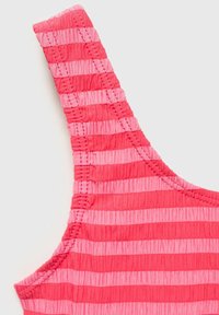 Tissu rayé rose et rose clair, présentant une texture côtelée. La sangle est cousue avec des coutures contrastées détaillées.