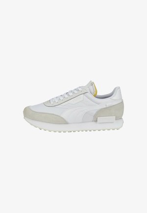 Zapatillas blancas y gris claro con una parte superior de ante texturizado y malla, cierre de cordones, cuello acolchado y una suela de goma con un acento en el talón de contraste.