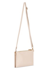 Borsa a tracolla in pelle beige con una consistenza liscia, forma rettangolare, tracolla regolabile e una cerniera color oro.