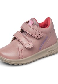 Růžové dětské tenisky se dvěma suchými zipy, červeným polstrovaným límcem, béžovou podešví a logem "Naturino" na boku.