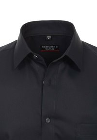 Schwarzes Herrenhemd mit modernem Schnitt, Button-Down-Kragen und Brusttasche; zeichnet sich durch glattes Material und subtile Nähte aus.