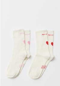 Calzini di cotone color crema con una texture a coste, dettagli a forma di cuore rosa e rossi, e la scritta "have a" in lettere rosa e rosse.