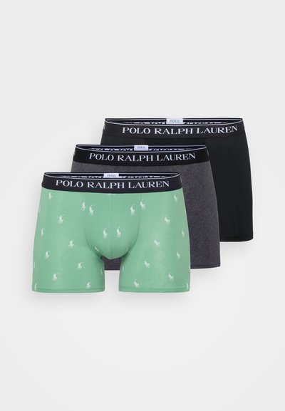 Três pares de boxers para homens: verde menta com padrão de logótipo de polo branco, cinza escuro e preto sólido. Todos têm um cós elástico com marca.