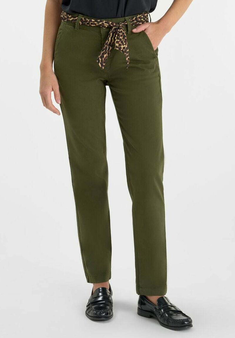 Olijfgroene broek met een tapered fit, voorzien van een leopardprint stoffen riem en zijzakken. Ontworpen met een soepele textuur en minimale afwerking.