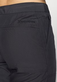 Svarte tekniske shorts med en teksturert finish, med en baklomme og en tonalt brodert Houdini-logo på baksiden.