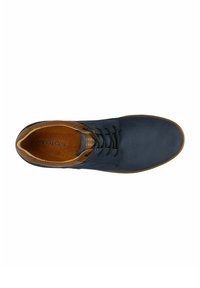 Scarpa in pelle blu navy con una texture liscia, dettagli marroni attorno al tallone, stringhe nere e punta rotonda. Suola piatta in gomma.