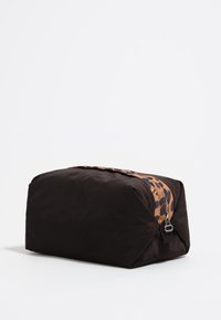 Borsa rettangolare nera con una texture liscia, dotata di un accento a stampa leopardata sulla cerniera e un dettaglio in metallo argentato.