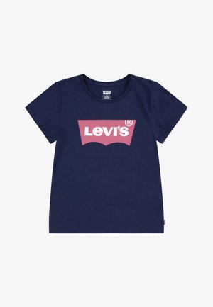 Sötétkék pamut póló rövid ujjakkal és kerek nyakkivágással. Elülső részén egy nagy, rózsaszín Levi's logó található fehér betűkkel.