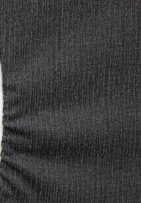 Tissu noir texturé avec un motif de rayures subtil, présentant une apparence légèrement froissée et une texture lisse, adapté pour des vêtements ou de la tapisserie.