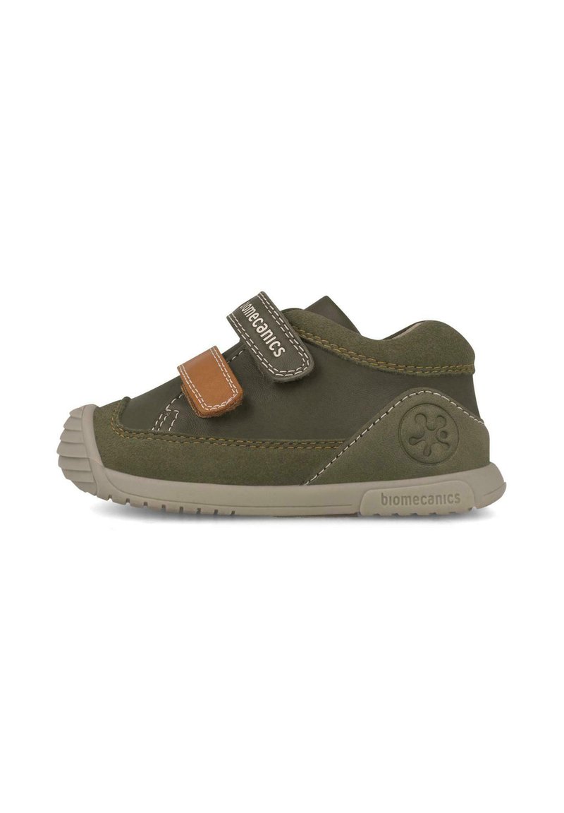 Chaussure en cuir vert avec un bout arrondi, dotée de deux bandes Velcro et d'un accent marron. Semelle texturée et logo de la marque sur le côté.