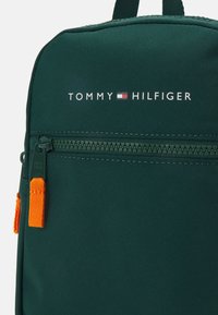 Tommy Hilfiger ESSENTIAL SLING BAG UNISEX - Marsupio - ornamental green