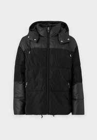 Sort pufferjakke med hætte, der har en kombination af matte og shiny materialer, lynlåslommer og diskret branding på brystet.